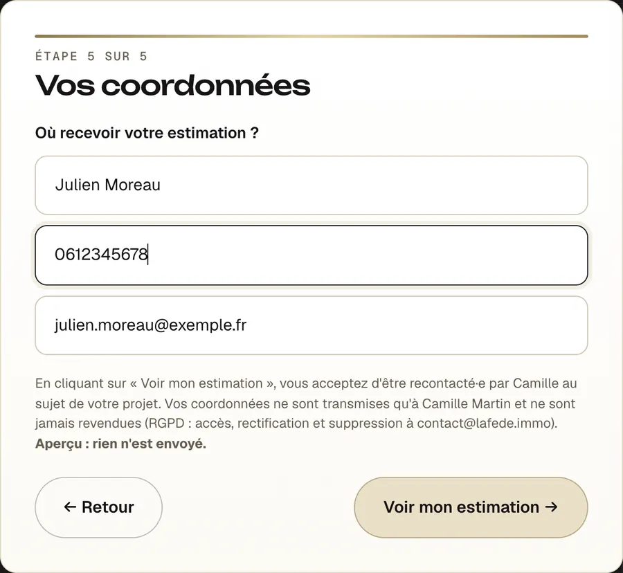 Écran « Vos coordonnées » : nom, téléphone, e-mail et mention de consentement.